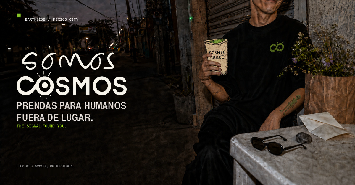 Persona con playera negra SOMOS COSMOS, tatuajes cósmicos, café y flores en Ciudad de México